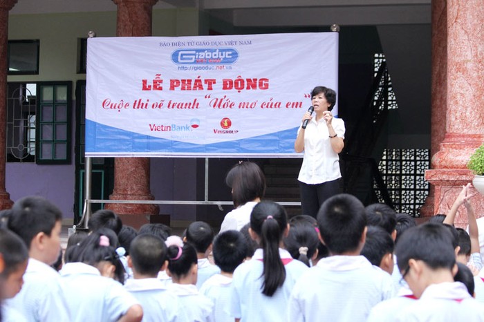 Cô giáo Nguyễn Thị Vân - Hiệu trưởng nhà trường cho rằng, cuộc thi là cơ hội cho các em thể hiện năng khiếu vẽ, thông qua đó các em sẽ có những ước mơ cho riêng mình. Đây là cuộc thi rất bổ ích.