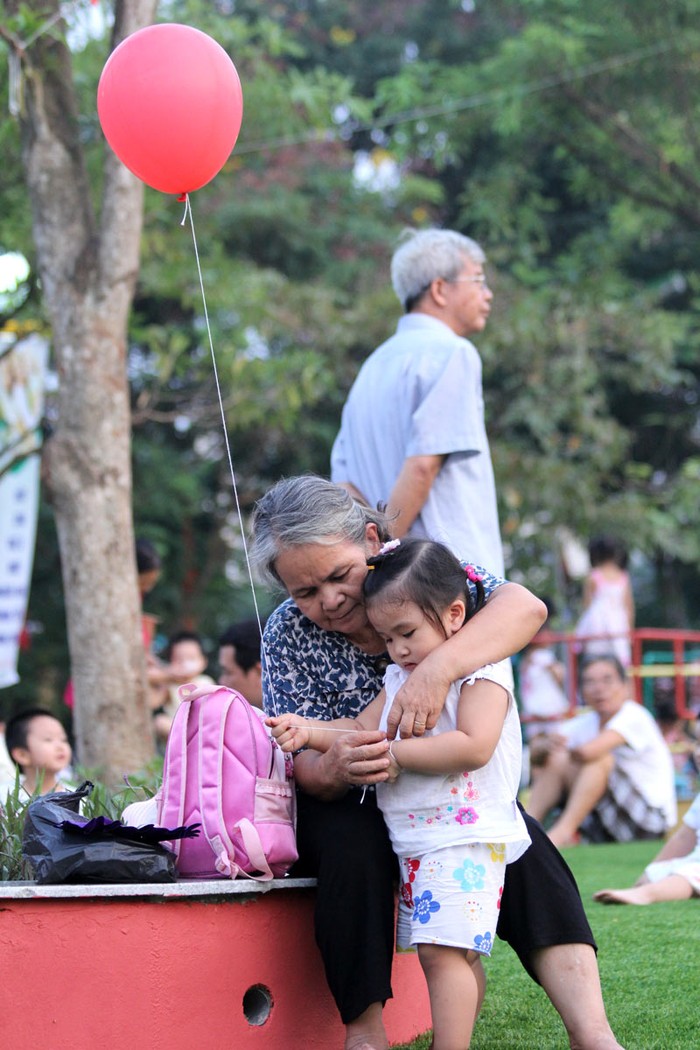 Được bà đưa ra công viên Nghĩa Đô sau giờ tan học, tại đây các bé được vui chơi cùng bạn bè, được nhảy múa, ca hát thỏa thích.