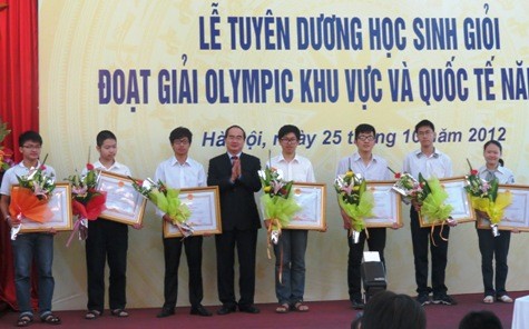 Phó thủ tướng Chính phủ Nguyễn Thiện Nhân tặng bằng khen cho các chủ nhân Huy chương Vàng Olympic 2012. Ảnh XT