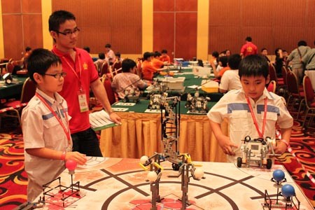 Việt Nam tham dự Cuộc thi Robotics năm 2011 tại Indonesia.