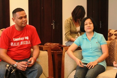 Các thầy cô đi theo đoàn Philippines trong buổi trò chuyện với phóng viên.