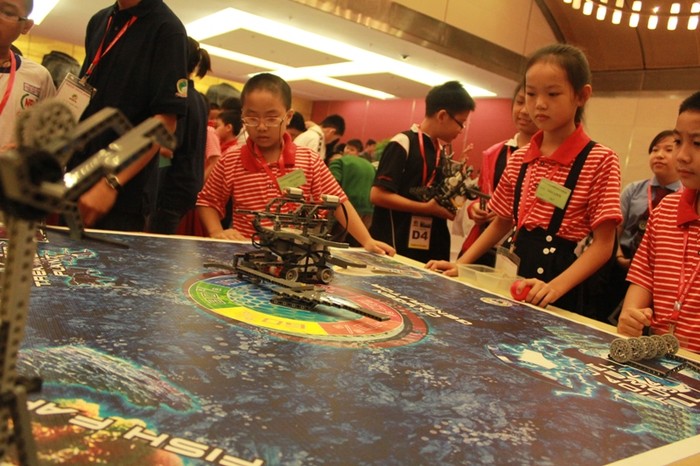 Học sinh Việt Nam trong buổi thi đấu Robotics 2012.