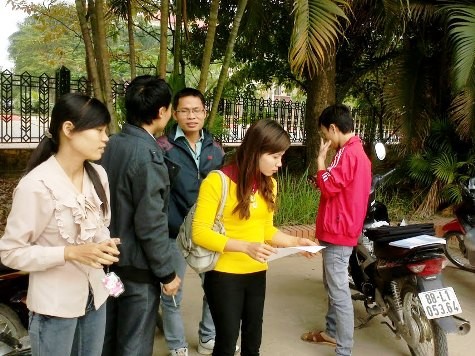 Các sinh viên hai trường ĐH Hùng Vương và ĐH Tây Bắc bất bình trước cách tuyển dụng của Sở GD&ĐT Vĩnh Phúc.