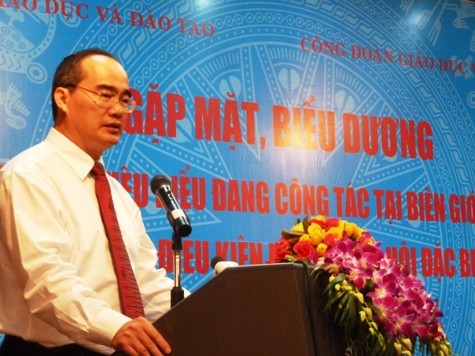 Phó thủ tướng Chính phủ Nguyễn Thiện Nhân bày tỏ niềm cảm thông và ghi nhận những công lao to lớn mà các thầy cô giáo đã hy sinh cho sự nghiệp trồng người. Ảnh XT