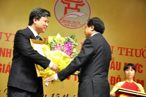 Giám đốc Sở GD&ĐT Hà Nội Nguyễn Hữu Độ nhận danh hiệu Nhà giáo ưu tú.