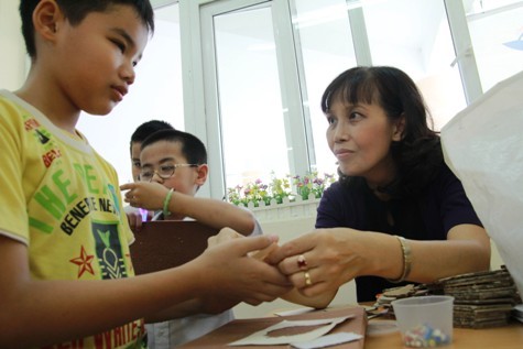 Cô giáo Nguyễn Thúy Ngà cho biết, được dạy trẻ kém may mắn là điều hạnh phúc đối với nghề giáo viên của mình. Trong ảnh cô Ngà đang hướng dẫn cho học sinh khiếm thị cách viết chữ nổi.