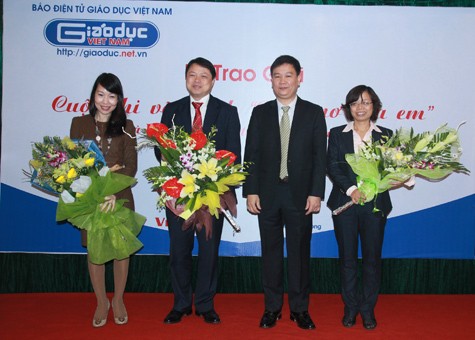 Tổng Biên tập Báo Giáo dục Việt Nam, ông Nguyễn Tiến Bình tặng hoa cho các nhà tài trợ cuộc thi.