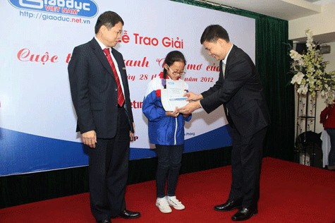 Trưởng Ban tổ chức cuộc thi, Nhà báo Nguyễn Tiến Bình trao giải nhất cho thí sinh Hà Vy Anh. Ảnh HL