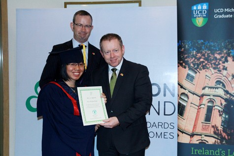 Bộ trưởng Ciaran Cannon trao bằng tốt nghiệp cho sinh viên Việt Nam tốt nghiệp đại học tại Ireland.