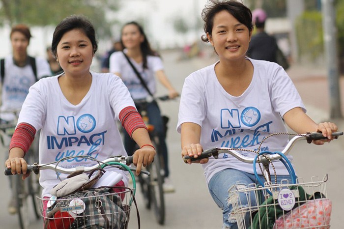 Hành trình đạp xe vòng quanh Hồ Tây là một phần hoạt động của chiến dịch No Impact week Vietnam . Chiến dịch này là một dự án phát triển từ dự án của Colin Beavan do Liên Minh Truyền Thông (The Media Alliance) kết hợp với Công ty hợp tác phát triển quốc tế Thụy Điển (Swedish International Development Cooperation Agency – Sida) và Ngân hàng phát triển Châu Á (Asian Development Bank – ADB) thực hiện tại các trường đại học lớn trên thế giới.