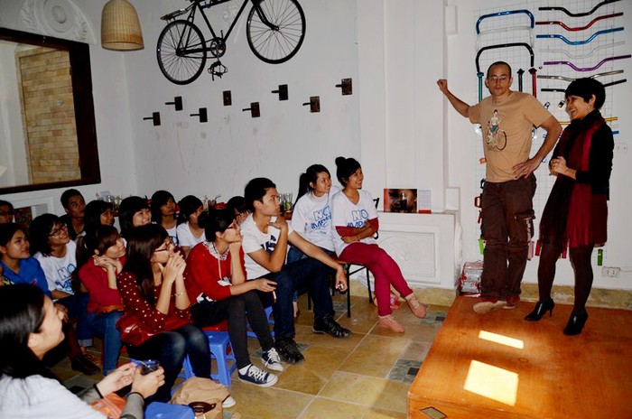 Tại đích cuối của chuyến đi, các bạn được nghe những chia sẻ của anh Guim Teruel, người đã đi xe đạp điện vòng quanh thế giới, về tình yêu với xe đạp và môi trường. Guim Teruel đã bắt đầu con đường chinh phục thế giới bằng xe đạp một mình tại Bắc Kinh, Trung Quốc để cổ vũ cho các lợi ích của việc sử dụng các nguồn năng lượng tái tạo. Năm 2009, khi lần đầu tiên đến với Việt Nam, anh đã được phóng viên VTV6 Đài Truyền hình Việt Nam Nguyễn Thùy Anh phỏng vấn về hành trình đầy ý nghĩa của anh. Điều đặc biệt là sau cuộc phỏng vấn đó, Guim Teruel và Nguyễn Thùy Anh đã cưới nhau vào năm 2010. Năm 2011, hai vợ chồng anh đã cùng nhau thực hiện hành trình vòng quanh thế giới bằng xe đạp điện Mặt Trời từ Việt Nam đến London (Vương quốc Anh) và dự kiến qua 20 quốc gia nữa nhằm khuyến khích và quảng bá cho việc sử dụng năng lượng sạch.
