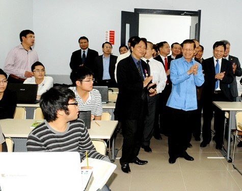 Phó Thủ tướng Lào thăm các lớp học Trường ĐH FPT.