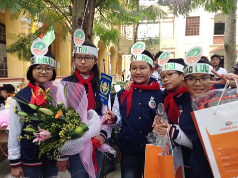 Các thành viên trong đội sau khi kết thúc phần thi và giành phần thưởng nhất đồng đội cho Trường Tiểu học Ngôi Sao.