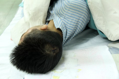 Sinh viên Thái Duy Mạnh bị đa chấn thương đang điều trị tại BV Xanh-Pôn. Ảnh Xuân Trung