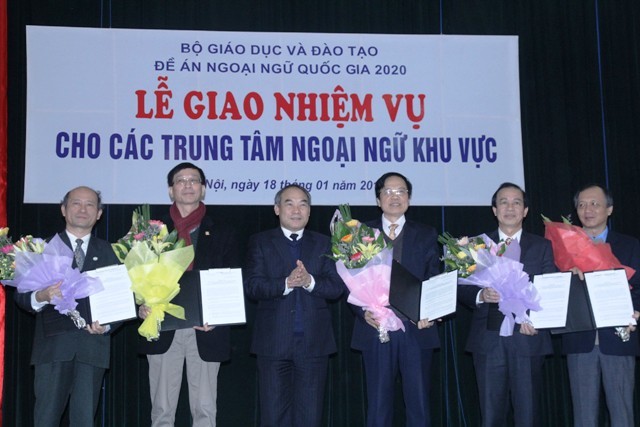 Thứ trưởng Nguyễn Vinh Hiển (đứng giữa) trực tiếp giao nhiệm vụ cho các Trung tâm Ngoại ngữ khu vực. Ảnh XT