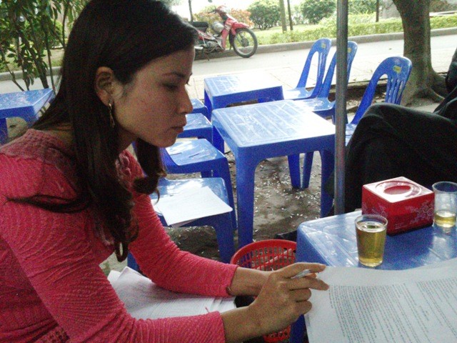 Chị Dương Thị Ánh, một trong 3 người đứng đơn khiếu nại Sở GD&ĐT Vĩnh Phúc. Chị học theo diện niên chế, điểm tốt nghiệp đạt 10, nhưng không được tính vì Sở này "bẻ cong" Nghị định của Chính phủ.