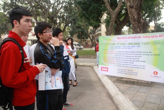Học sinh tham gia buổi tư vấn tuyển sinh tại Hà Nội.