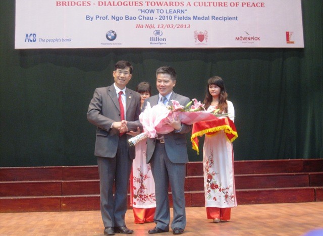 GS Ngô Bảo Châu nhận hoa từ lãnh đạo Trường ĐH Bách khoa Hà Nội.