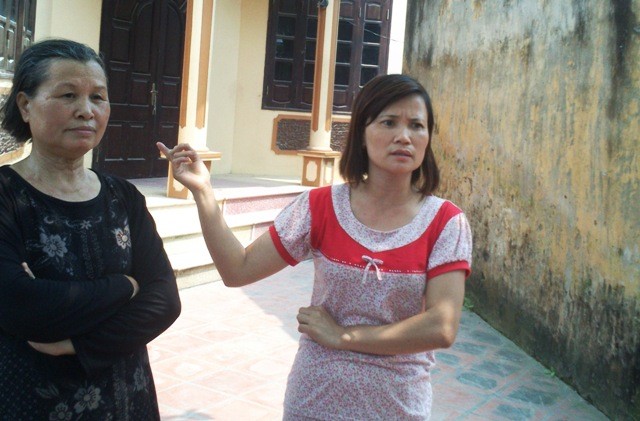 Bà Nguyễn Thị Phương (áo đen) và con gái (em gái cô Lê Minh Hường) bức xúc trước việc người thân của mình bị xúc phạm. Ảnh Xuân Trung