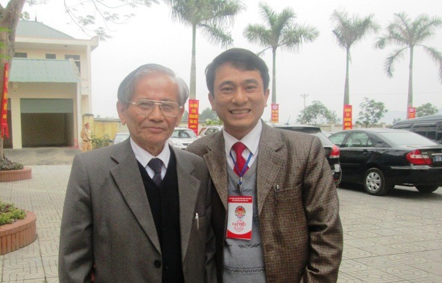 Thầy Trần Trung Hiếu (bên phải) chụp chung với GS Phan Huy Lê tại Hội thảo khoa học về khởi nghĩa Hoan Châu tại Nam Đàn, Nghệ An tháng 2/2013.