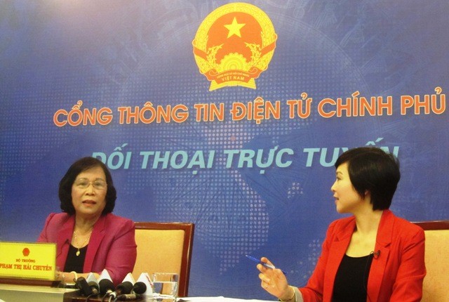 Bộ trưởng Phạm Thị Hải Chuyền trả lời trực tuyến với nhân dân cả nước sáng nay tại Cổng thông tin điện tử Chính phủ. Ảnh Xuân Trung