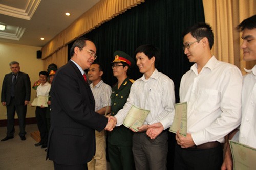 Phó Thủ tướng Nguyễn Thiện Nhân chúc mừng các học viên tốt nghiệp sau đại học với kết quả xuất sắc tại Đại học Lê Quý Đôn.