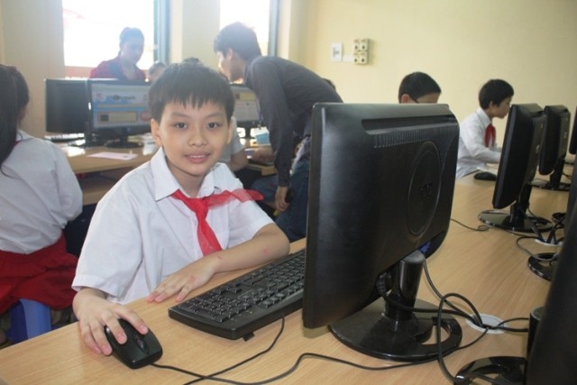 Đại diện nhí của Trường tiểu học Trưng Vương, Hà Nội tự tin bước vào kỳ thi.
