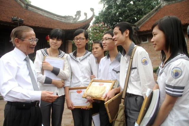 GS. NGND Phan Huy Lê lấy làm cảm phục trước thành tích mà trò Trường THPT chuyên Lê Hồng Phong (Nam Định) có được. Ảnh XT