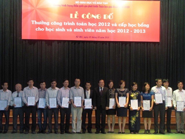 Các học viên được xét thưởng công trình toán học 2012. Ảnh Xuân Trung
