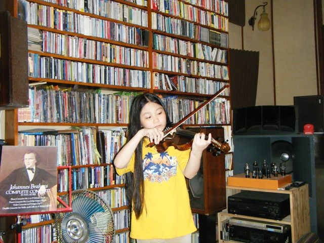 Ngoài học giỏi tiếng Anh, Phan Biếc Ly còn là cây Violon tài năng.