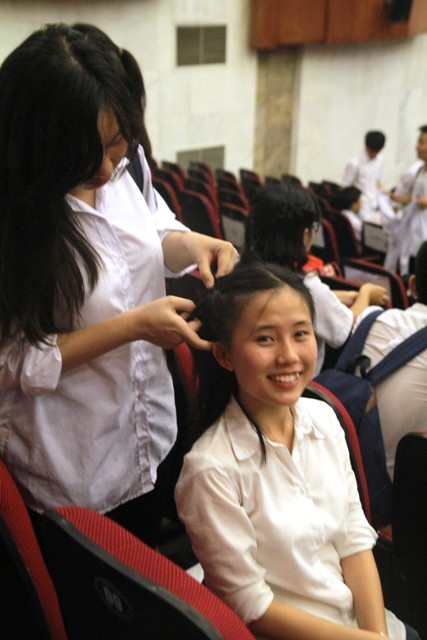 Đôi bạn kết tóc cho nhau trước lễ tri ân và trưởng thành của trường.