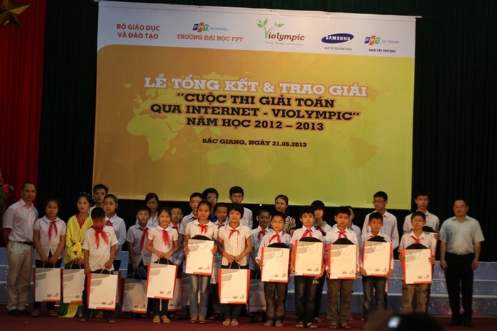 Ngoài 6 giải Vàng, BTC cũng trao phần thưởng cho đại diện top 40 học sinh dẫn đầu cuộc thi. Phần thưởng do nhà đồng hành cuộc thi - FPT Telecom tài trợ.