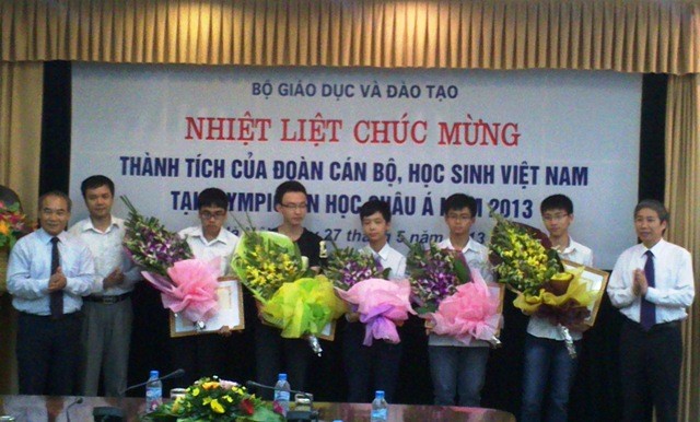 5 thành viên đoàn Olympic Tin học Việt Nam được Bộ GD&ĐT tặng bằng khen. Ảnh Xuân Trung