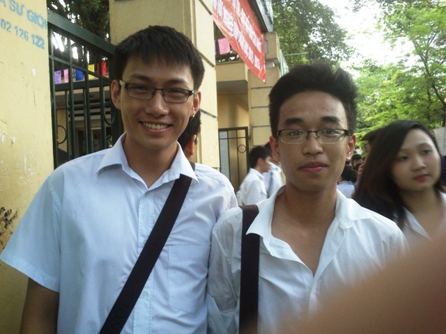 Nguyễn Lê Minh và Nguyễn Quốc Đạt đều rất hài lòng với bài thi chiều nay ở môn Hóa học. Ảnh Xuân Trung