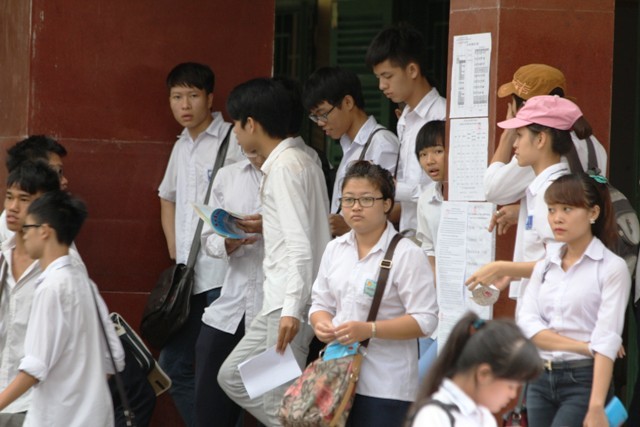 Tại Hội đồng thi Trường THPT Minh Khai, nhiều thí sinh ra sớm ở môn Địa lý. Ảnh Xuân Trung