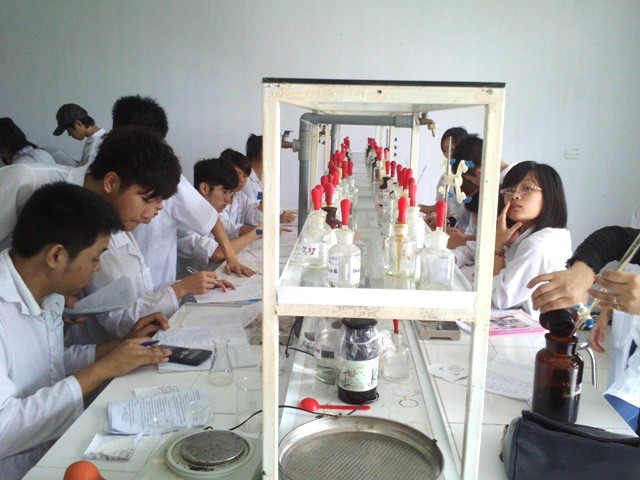 Các phòng thí nghiệm của trường luôn luôn đông sinh viên thực hành. Ảnh Xuân Trung