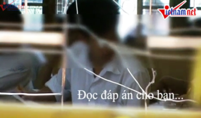 Hình ảnh từ clip vi phạm quy chế tại Hội đồng thi Trường THPT Quang Trung. Ảnh Báo Vietnamnet.