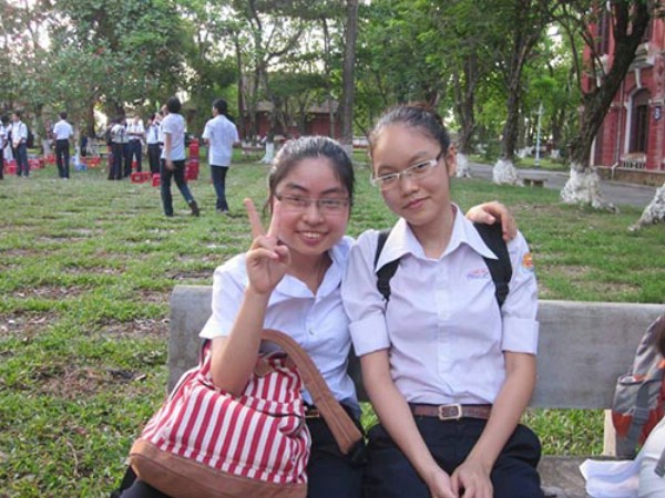 Bảo Ngọc (bìa phải) -cô học trò trường Quốc học Huế giỏi toàn diện.