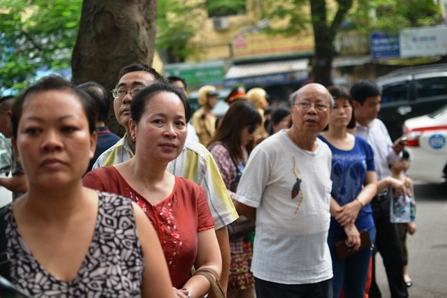 Nhiều phụ huynh tập trung trước cổng trường THPT Việt Đức để chờ thí sinh. Ảnh Xuân Trung