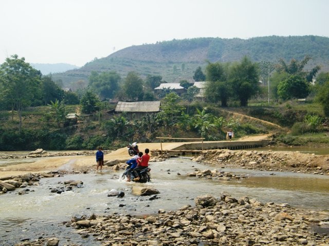 Suối Nậm Húa, con suối vào xã Mường Bám. nơi hàng ngày học sinh vẫn phải đi qua đây. Ảnh Diệp Hương