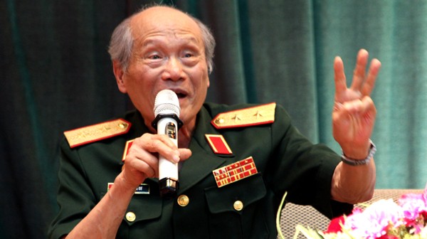 Trung tướng Phạm Hồng Cư, cựu học sinh trường Bưởi - Chu Văn An kể lại những ngày tháng được học dưới mái trường yêu dấu. Ảnh Xuân Trung
