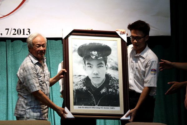 Đại tá Vũ Xuân Thăng tặng bức chân dung liệt sĩ Vũ Xuân Thiều cho trường Bưởi - Chu Văn An như là một hình ảnh tưởng nhớ tới học trò đã từng học và tham gia kháng chiến. Ảnh Xuân Trung