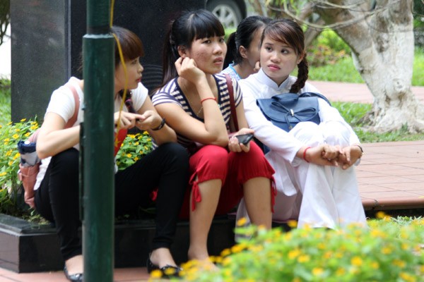 Tại Trường Đại học Sư phạm Hà Nội, buổi sáng nay các thí sinh dự thi các môn năng khiếu vào ngành Sư phạm mầm non. Trong ảnh các thí sinh ngồi nghỉ trước giờ thi.