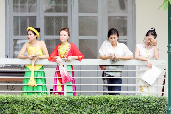 Tại Trường Đại học Văn hóa Hà Nội, nhiều thí sinh mệt mỏi chờ tới lượt thi của mình. Sáng nay các thí sinh dự thi hát, kể chuyện và múa.
