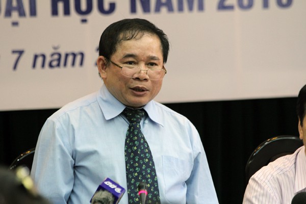 Thứ trưởng Bộ GD-ĐT Bùi Văn Ga động viên thí sinh trước giờ thi đại học. Ảnh Xuân Trung