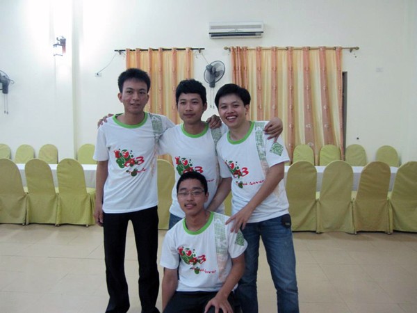 Nguyễn Thành Trung (ngoài cùng bên trái) chụp ảnh chung vơi các bạn.