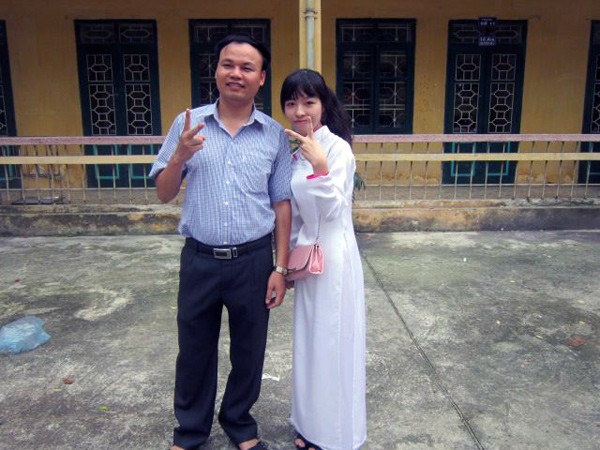 Thủ khoa Đào Thu Hường chụp ảnh chung với người thầy giáo của mình tại trường THPT Cổ Loa.