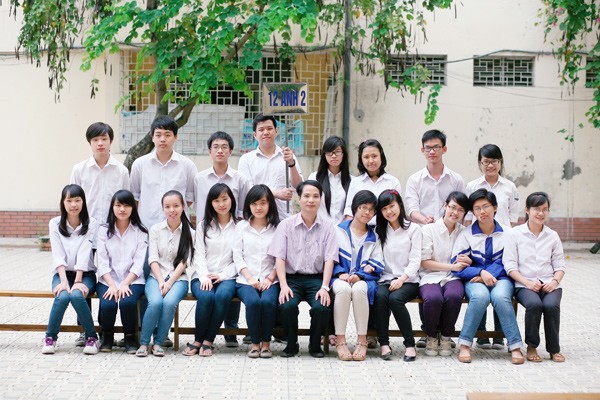 Nguyễn Đoàn Thảo Linh và tập thể lớp 12, Trường THPT Chuyên Đại học Sư phạm (Thảo Linh ngoài cùng bên trái).