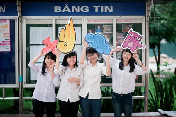 Nguyễn Đoàn Thảo Linh, học sinh Trường THPT Chuyên Đại học Sư phạm (ngoài cùng bên phải).