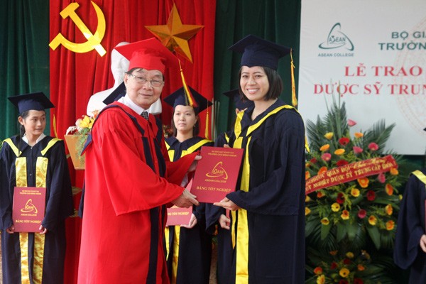 Hiệu trưởng Phan Túy trao bằng tốt nghiệp ngành Dược sỹ khóa 1 cho các tân Dược sỹ. Ảnh XT